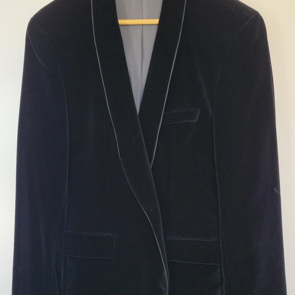Boss tuxedo style dressy coat.  Very soft to the touch.  Size M. Very elegant.